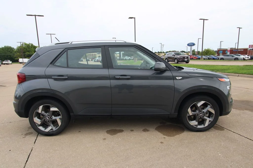 Used 2025 Gray Hyundai SEL image 4