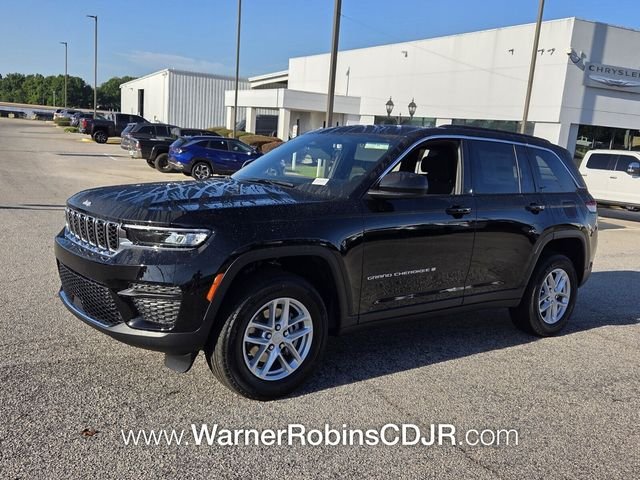 New 2026 Diamond Black Crystal Pearl-Coat Exterior Paint Jeep Laredo image 3