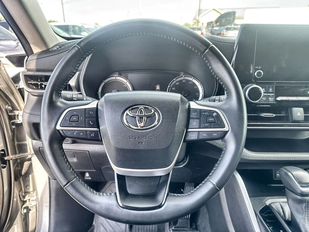 Used 2023 Silver Toyota LE image 14