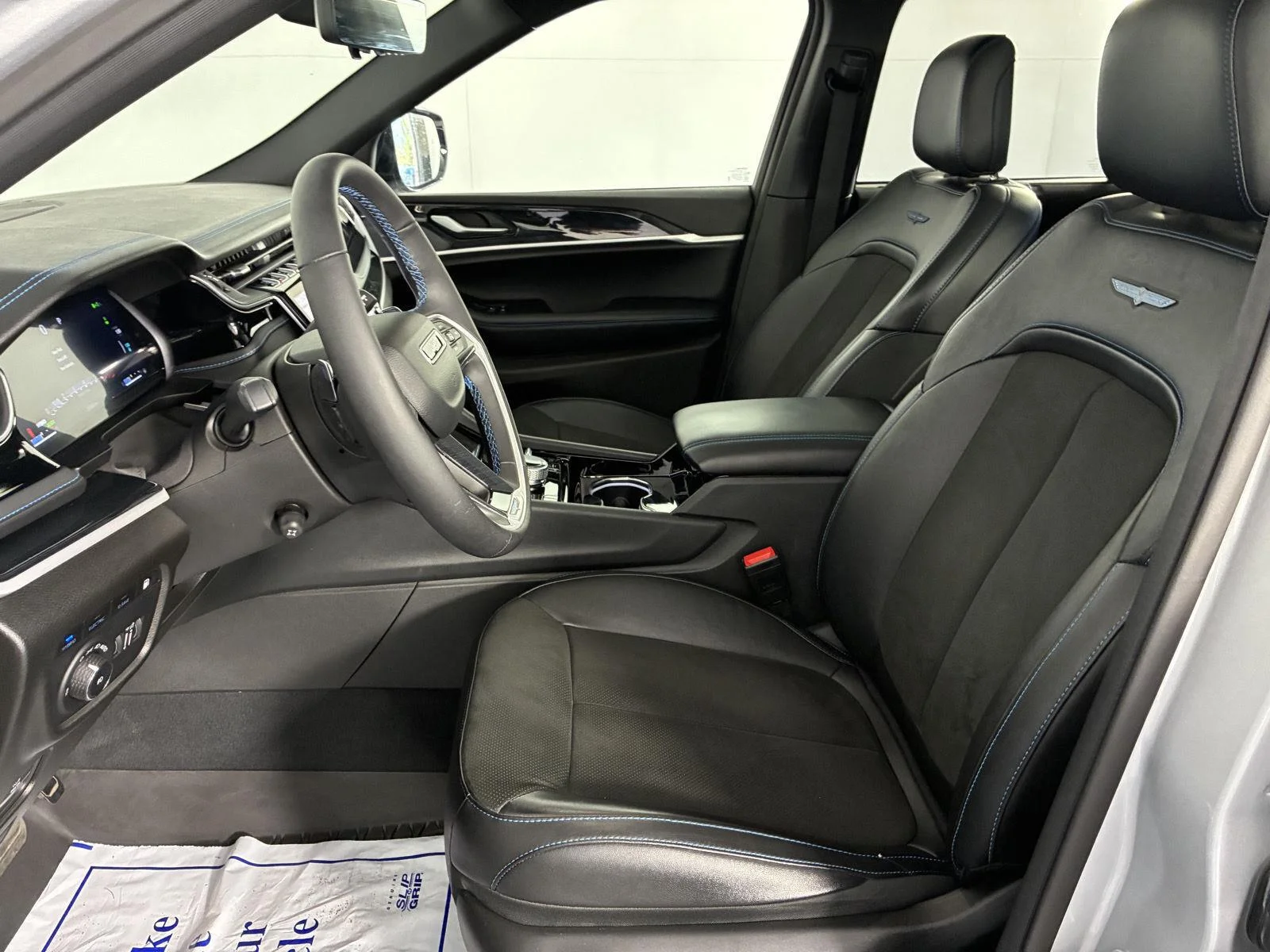Used 2023 Silver Zynith Jeep Trailhawk image 25