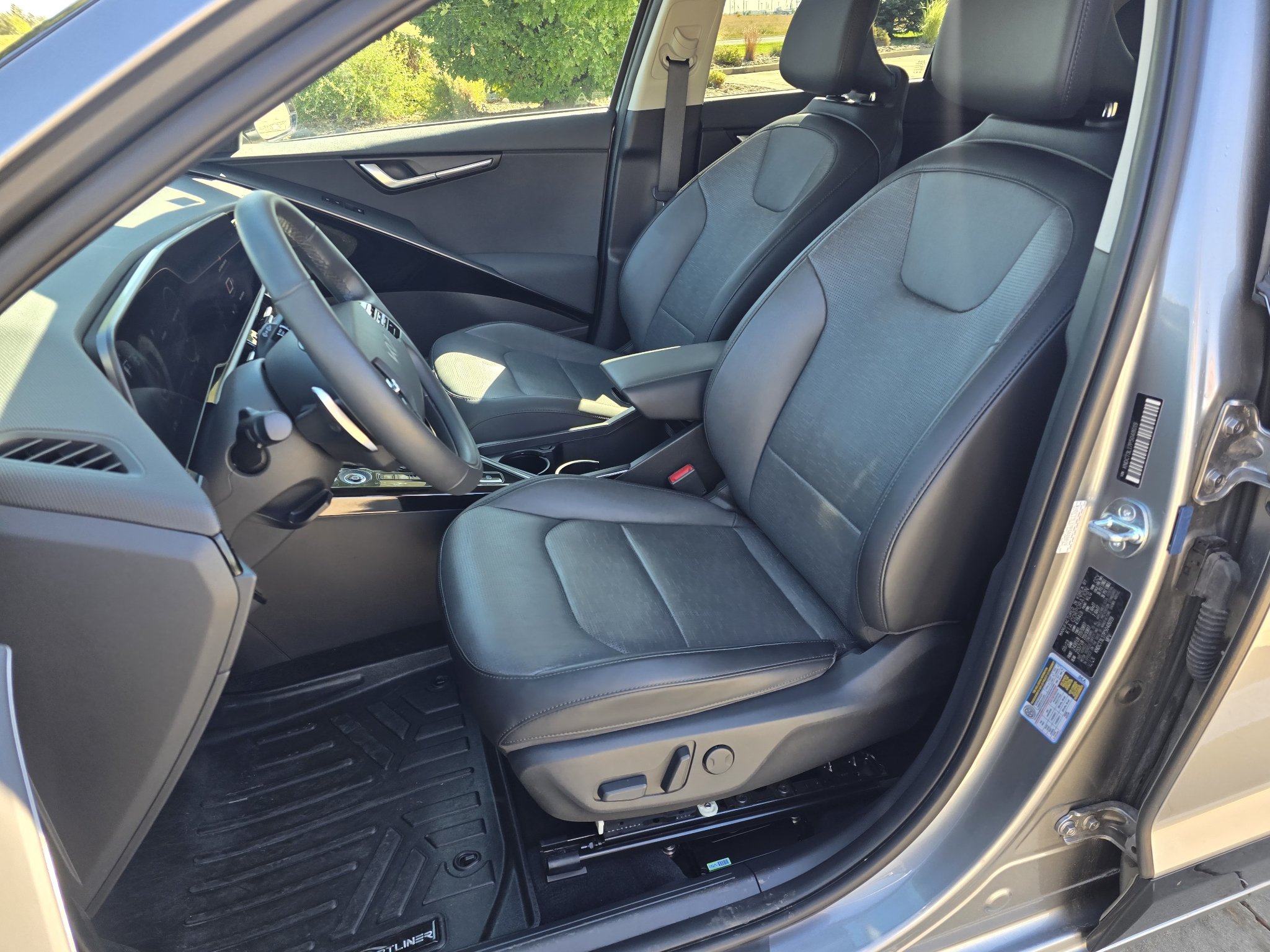 Used 2023 Steel Gray Kia Wave image 12