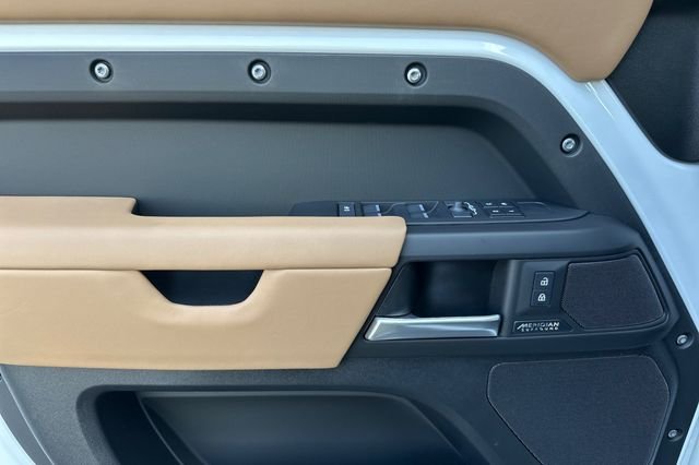 New 2026 White Land Rover X-Dynamic SE image 10