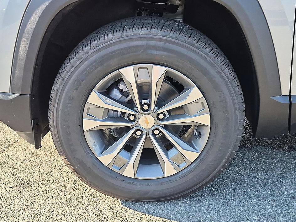 2027 Chevrolet Equinox LT - Photo 10