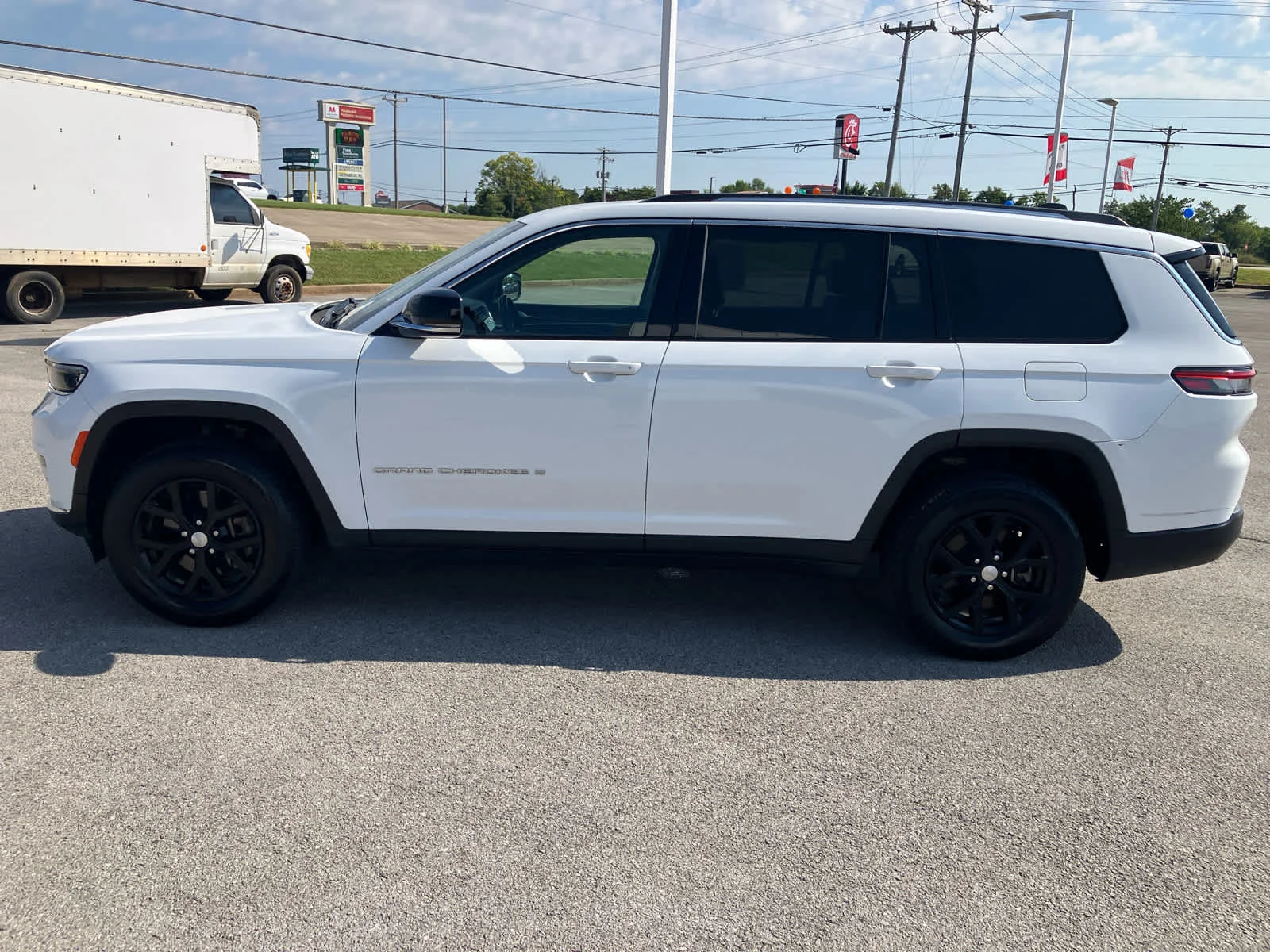 Used 2023 Bright White Clearcoat Jeep Limited image 4