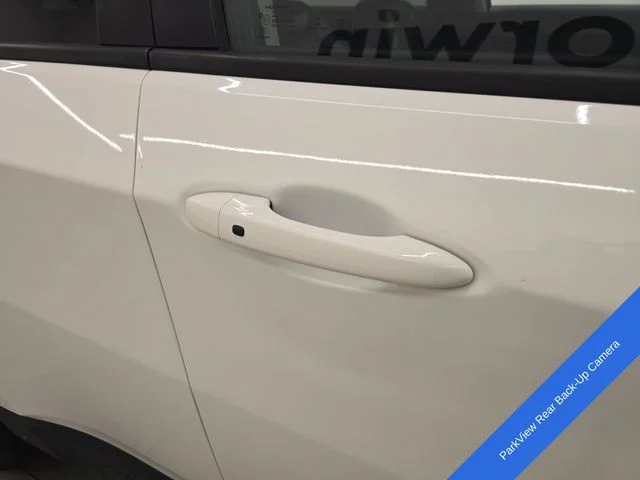 Used 2018 White Clearcoat Jeep Latitude image 8