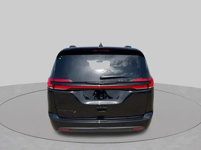 New 2026 Diamond Black Crystal Pearl-Coat Exterior Paint Chrysler Select image 5