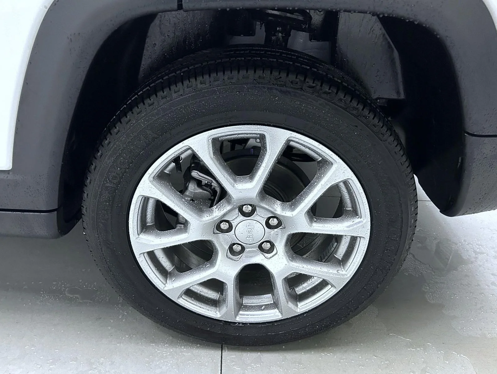 Used 2024 White Jeep Latitude Lux image 22