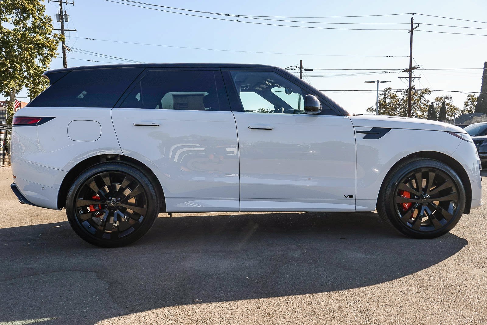 New 2026 Fuji White LAND ROVER Dynamic SE image 4