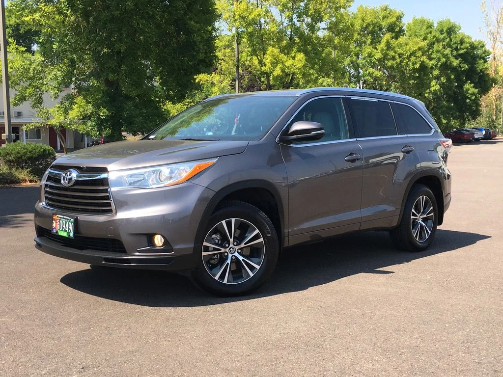 Used 2016 Gray Toyota XLE V6 image 1