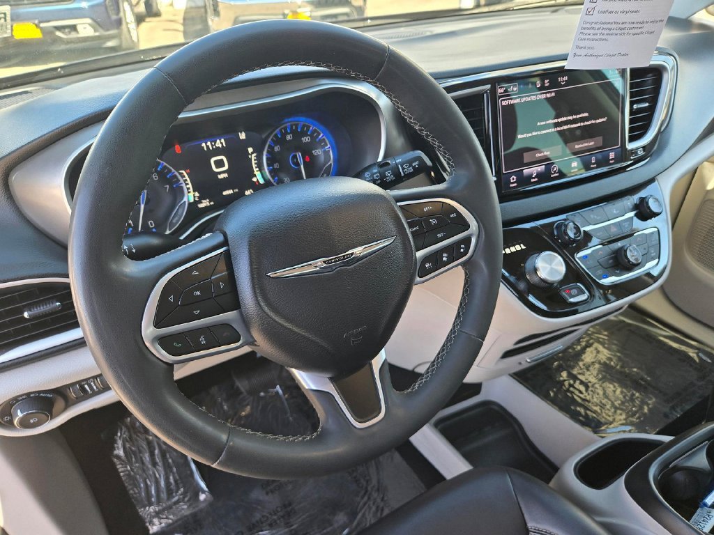 Used 2023 Black Chrysler Touring L image 9