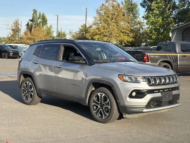 Used 2024  Jeep Limited image 14