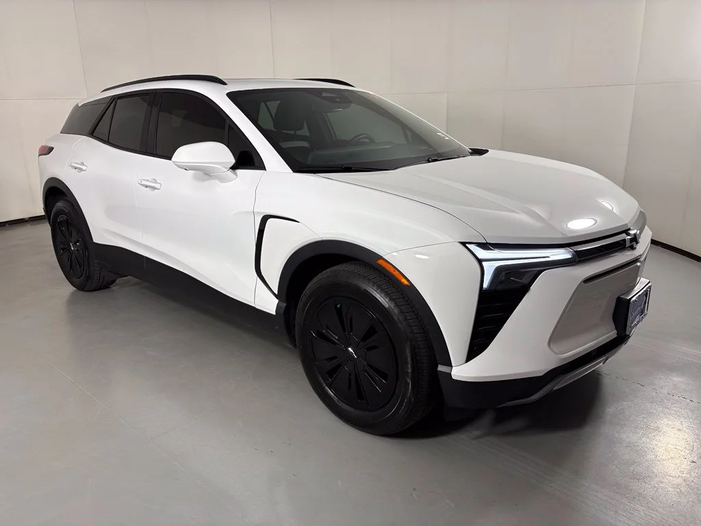 Used 2025 White Chevrolet LT image 2