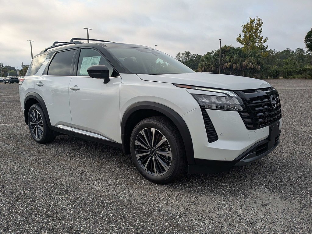New 2026 Everest White Pearl TriCoat / Super Black Two-tone Nissan Platinum image 2