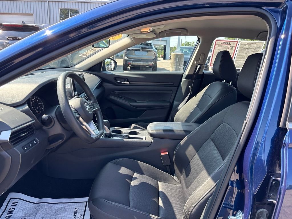 Used 2019 Blue Nissan 2.5 S image 17