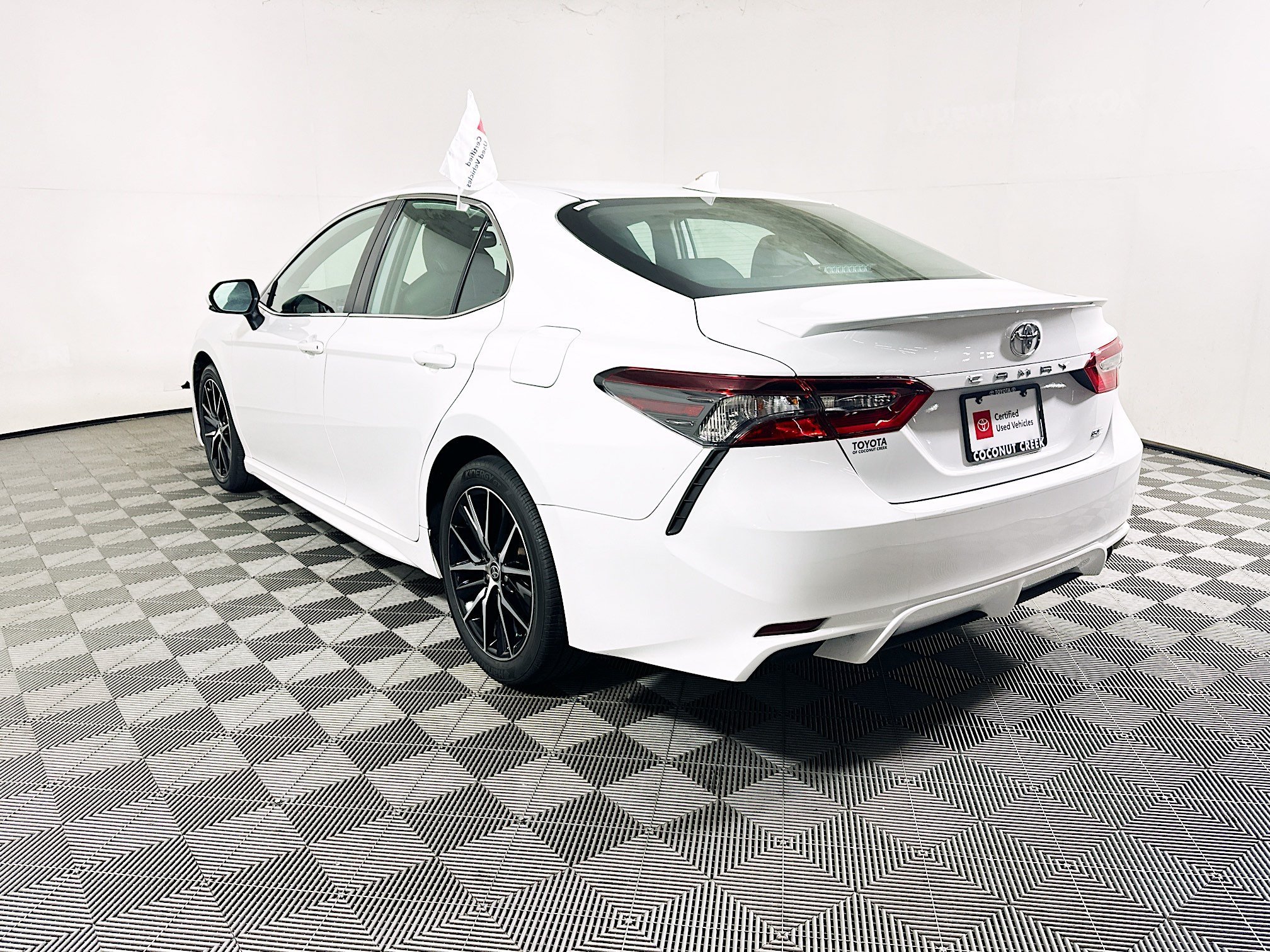 Used 2024 Ice Toyota SE image 5