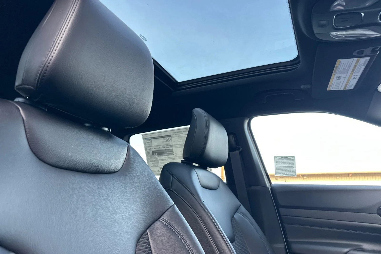 New 2026 Bright White Clear-Coat Exterior Paint Jeep Latitude Altitude image 17