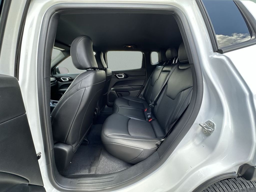 New 2026 Bright White Clear-Coat Exterior Paint Jeep Latitude image 15