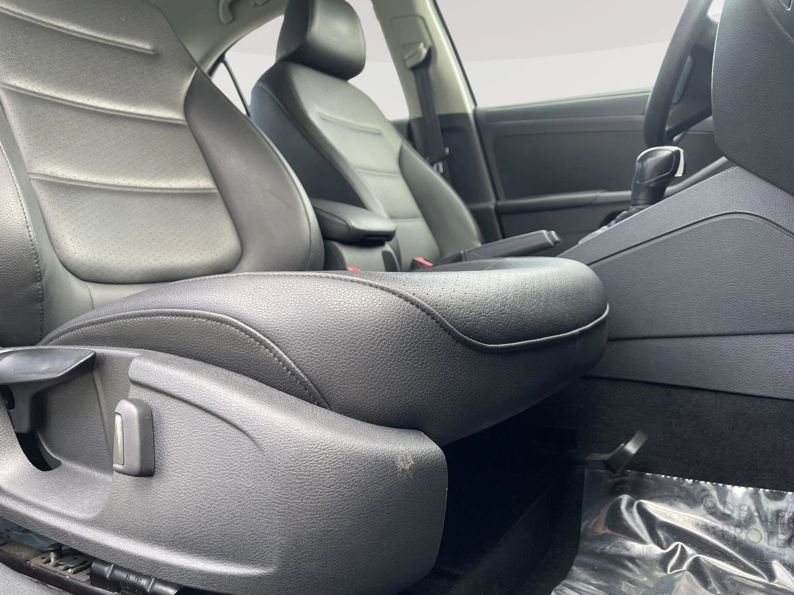Used 2014 Platinum Gray Metallic Volkswagen SE image 5