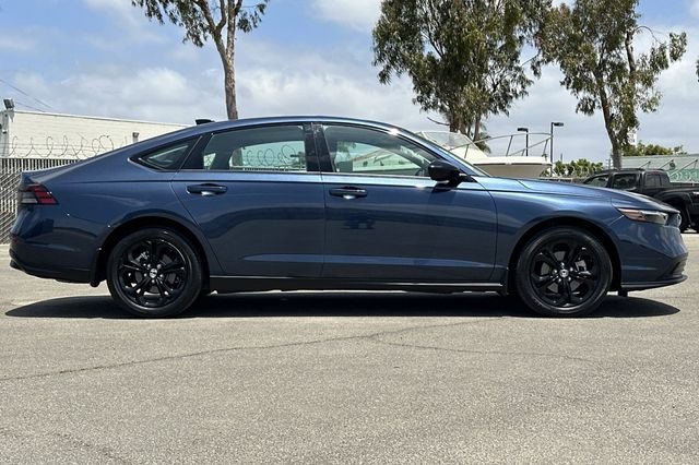 Used 2025 Canyon River Blue Met Honda SE image 3