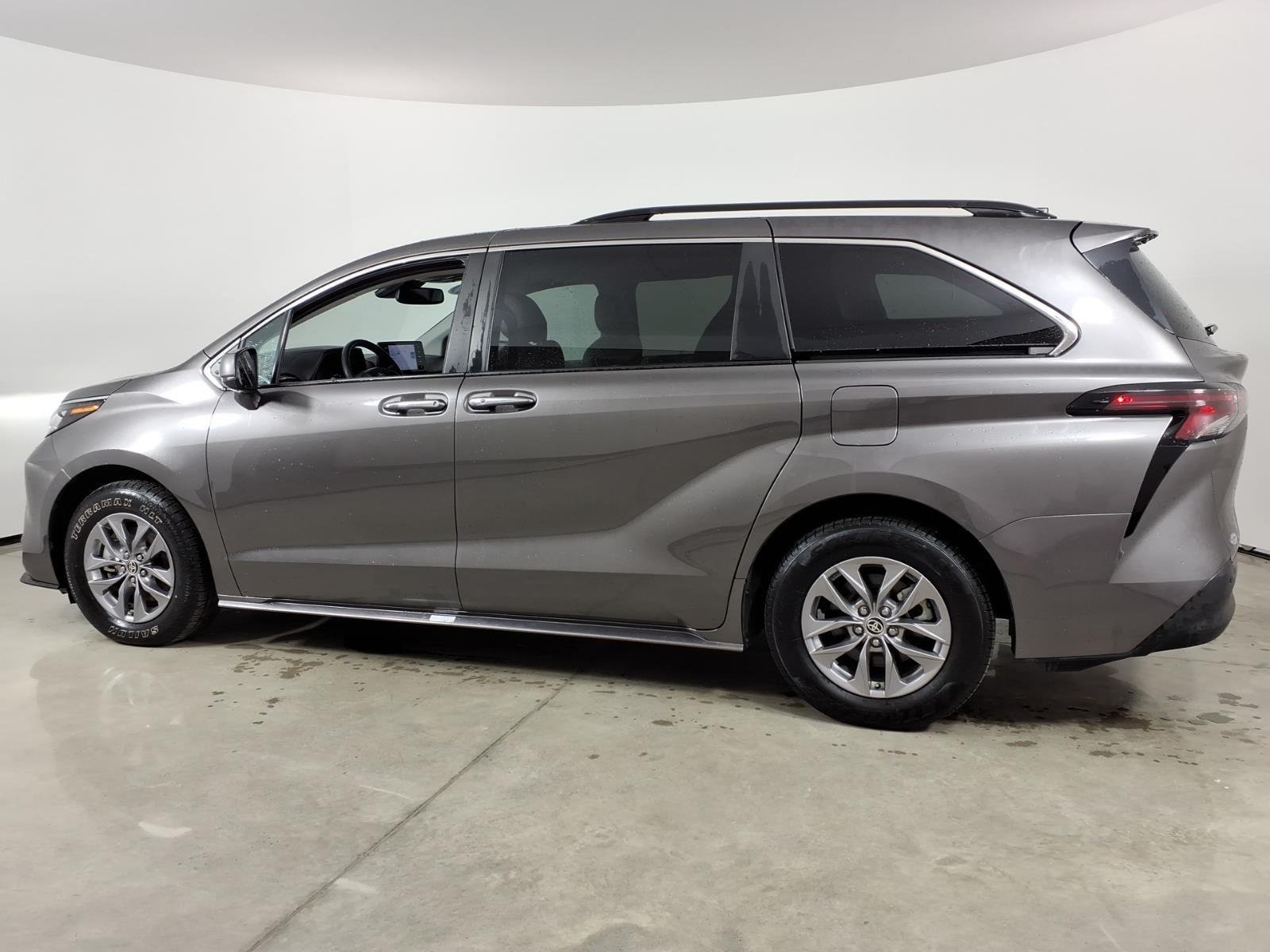 2024 Toyota Sienna XLE - Photo 3