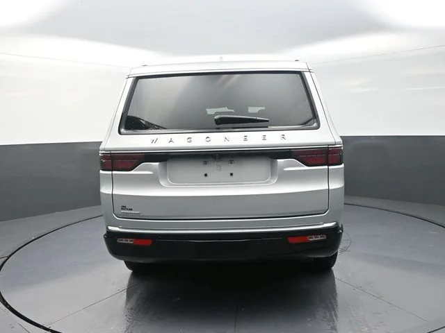 Used 2023 Silver Jeep Base image 8