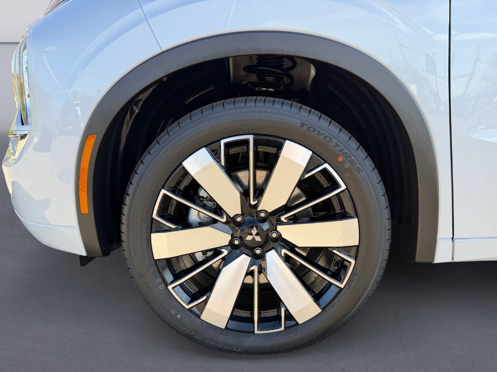 New 2026 White Diamond Mitsubishi SEL image 9