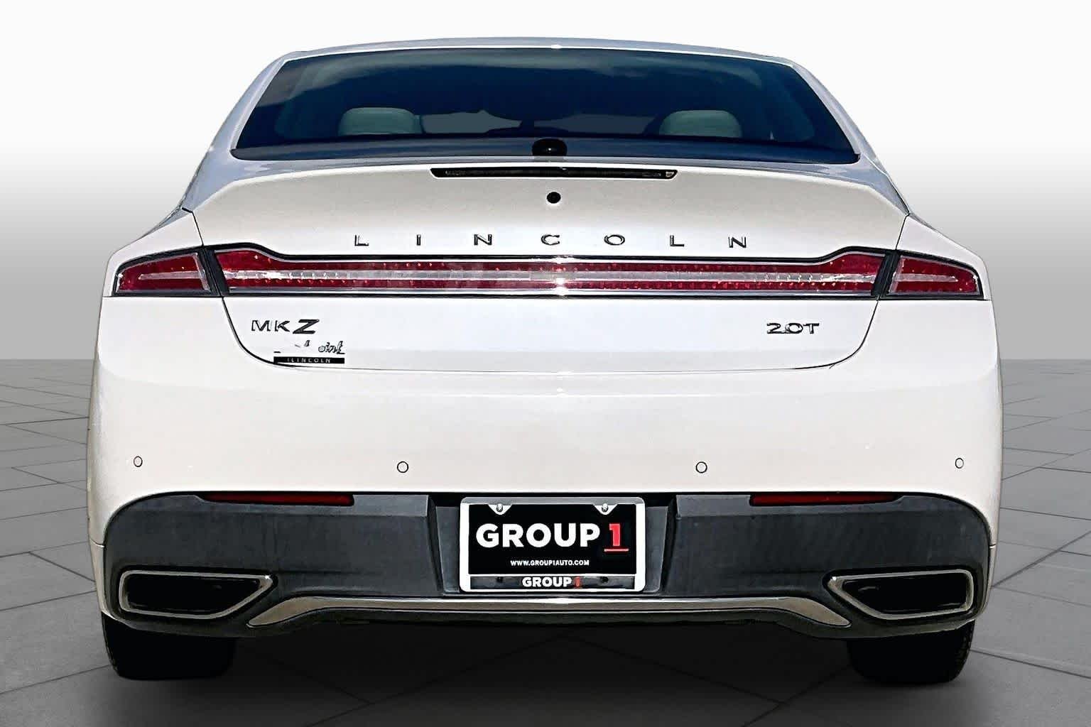 Used 2017 White Platinum Metallic Tri-Coat Lincoln Reserve image 5