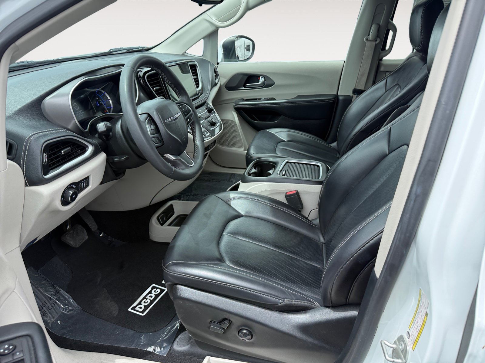 Used 2023 Bright White Clearcoat Chrysler Touring L image 10