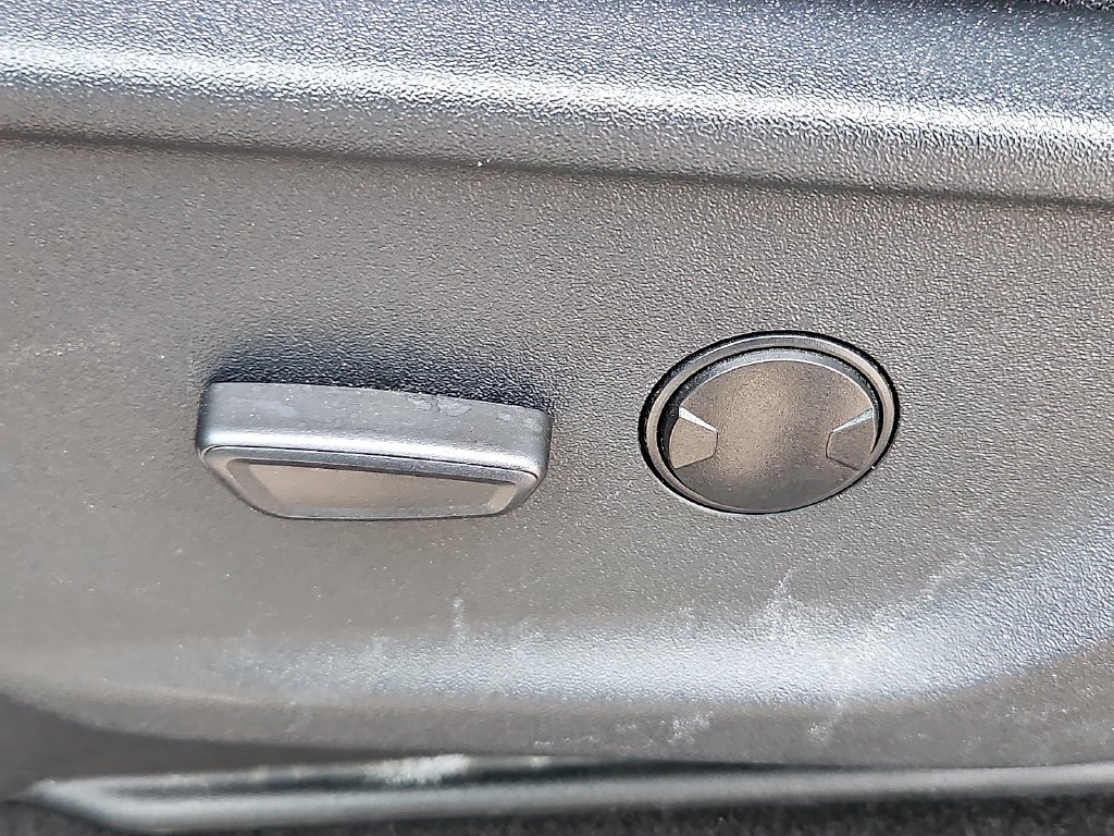 Used 2025 White Metallic Ford XLT image 19