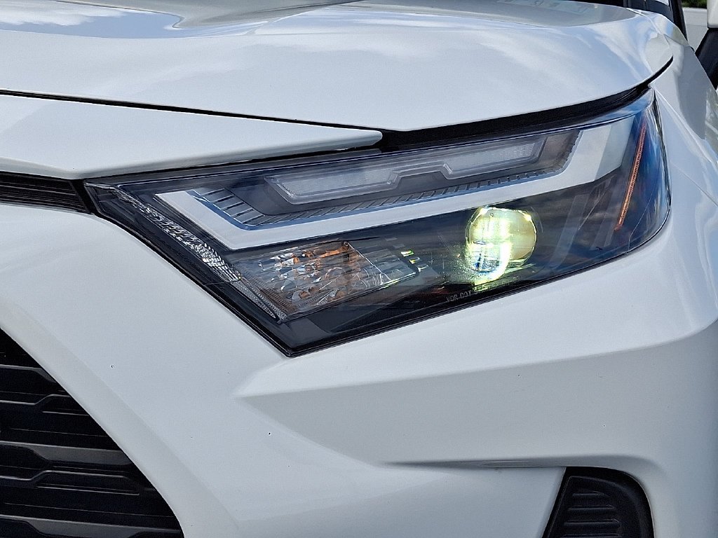 Used 2025 White Toyota XLE image 10