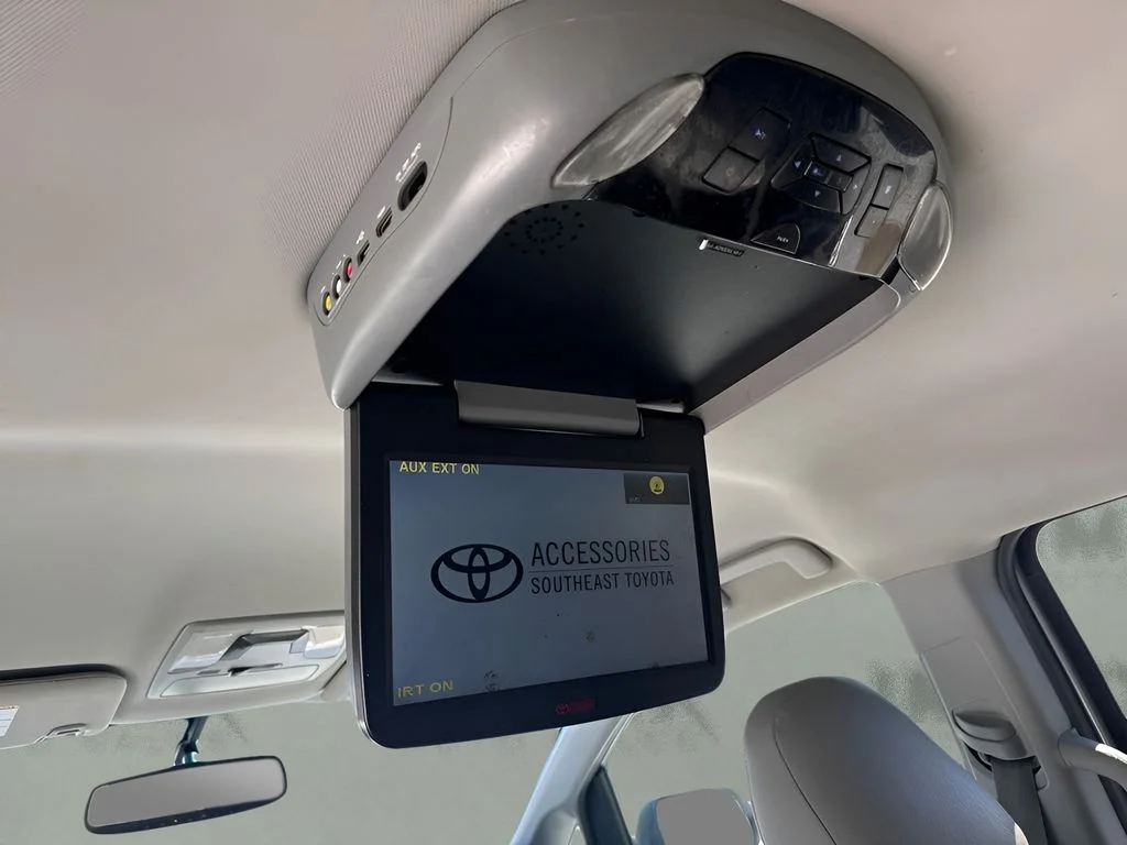 Used 2015 Silver Toyota LE image 7