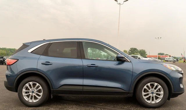Used 2020 Blue Ford SE image 5