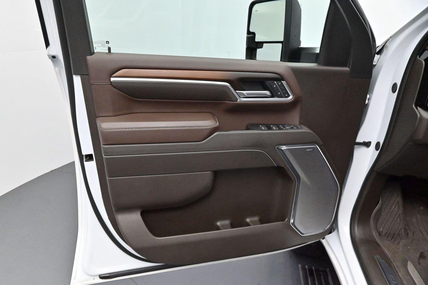 Used 2025 White Frost Tricoat GMC Denali image 9