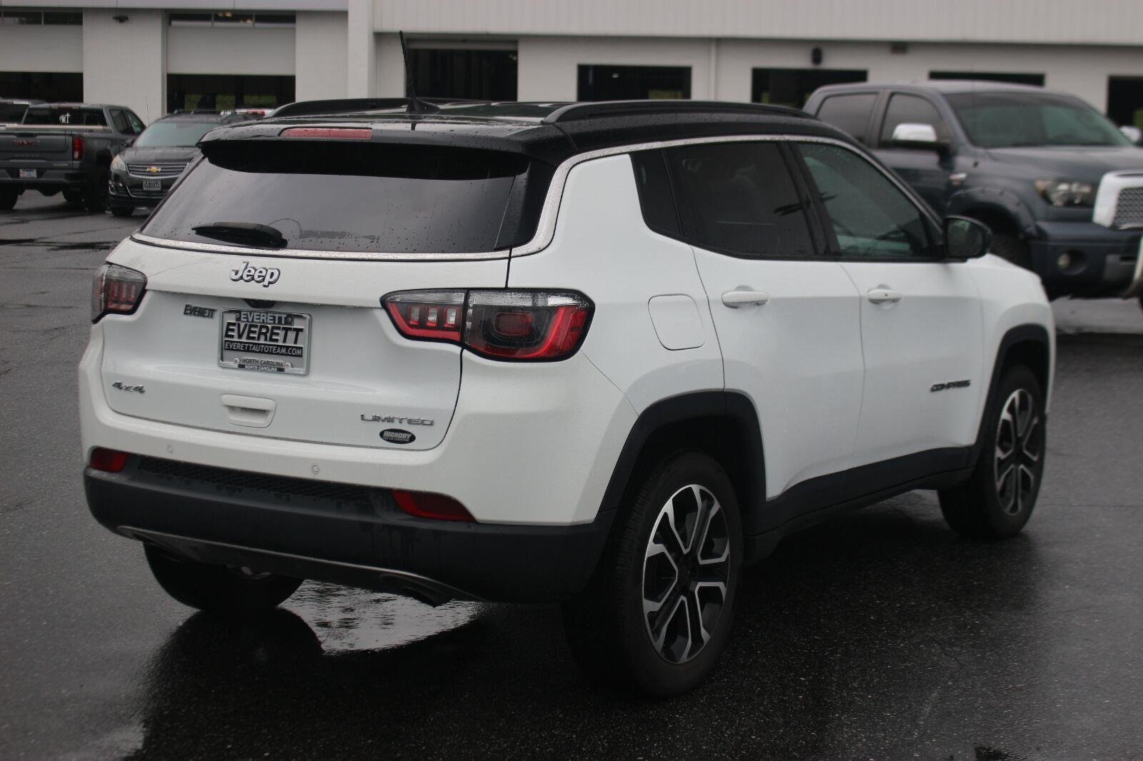 Used 2023  Jeep Limited image 7