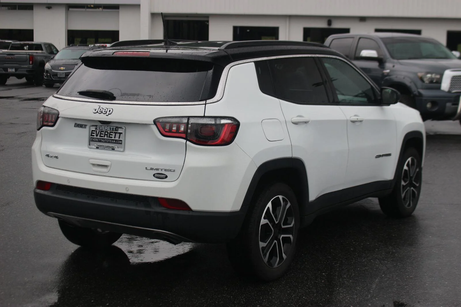 Used 2023  Jeep Limited image 7