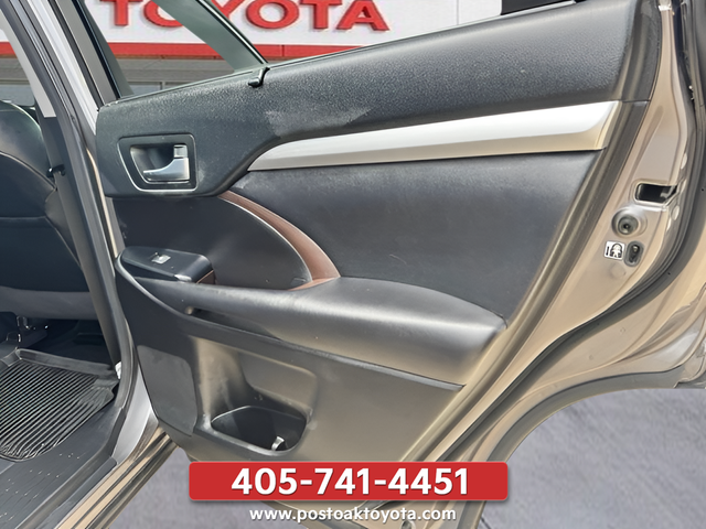 Used 2018 Gray Toyota XLE image 17