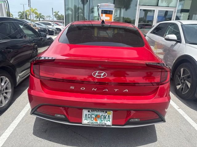 Used 2020 Red Hyundai SE image 7
