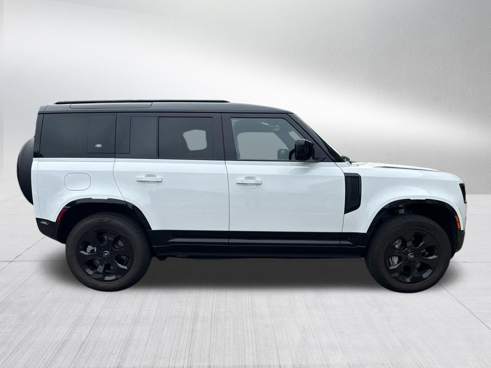 Used 2024 Fuji White Land Rover X-Dynamic SE image 4