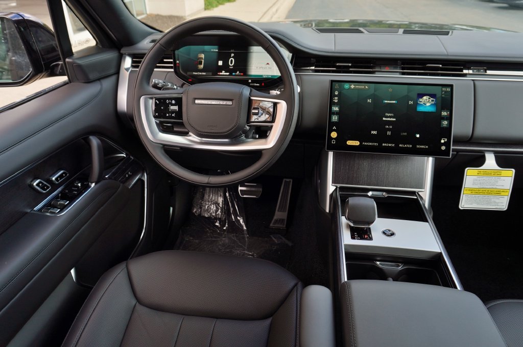 New 2026 Santorini Black Land Rover SE image 13