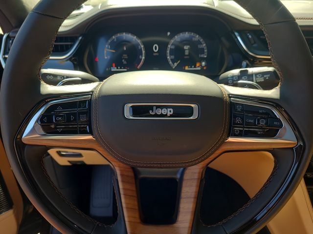 New 2025 Diamond Black Crystal Pearl-Coat Exterior Paint Jeep Summit Reserve image 12