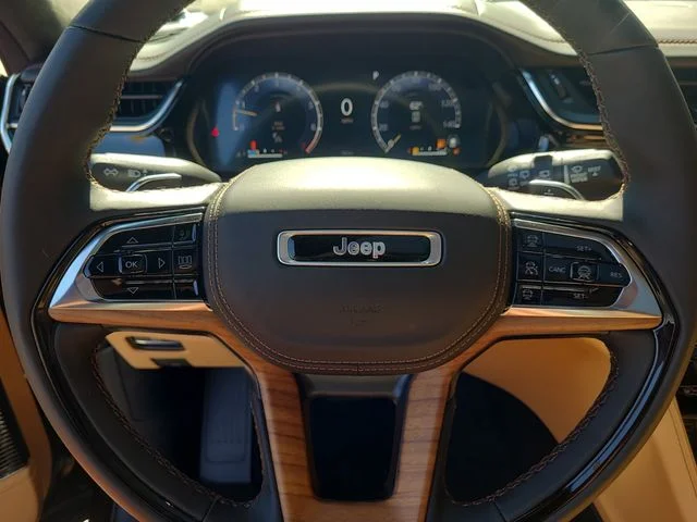 New 2025 Diamond Black Crystal Pearl-Coat Exterior Paint Jeep Summit Reserve image 12