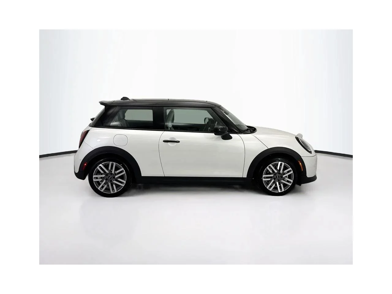 New 2026 Nanuq White Metallic MINI SIGNATURE PLUS image 4