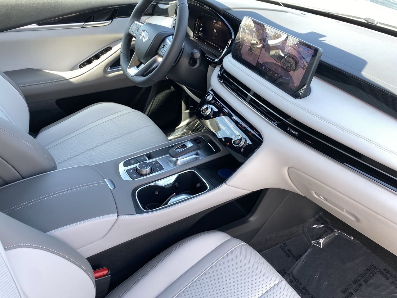 New 2027 2T RAD WHT INFINITI SPORT image 8