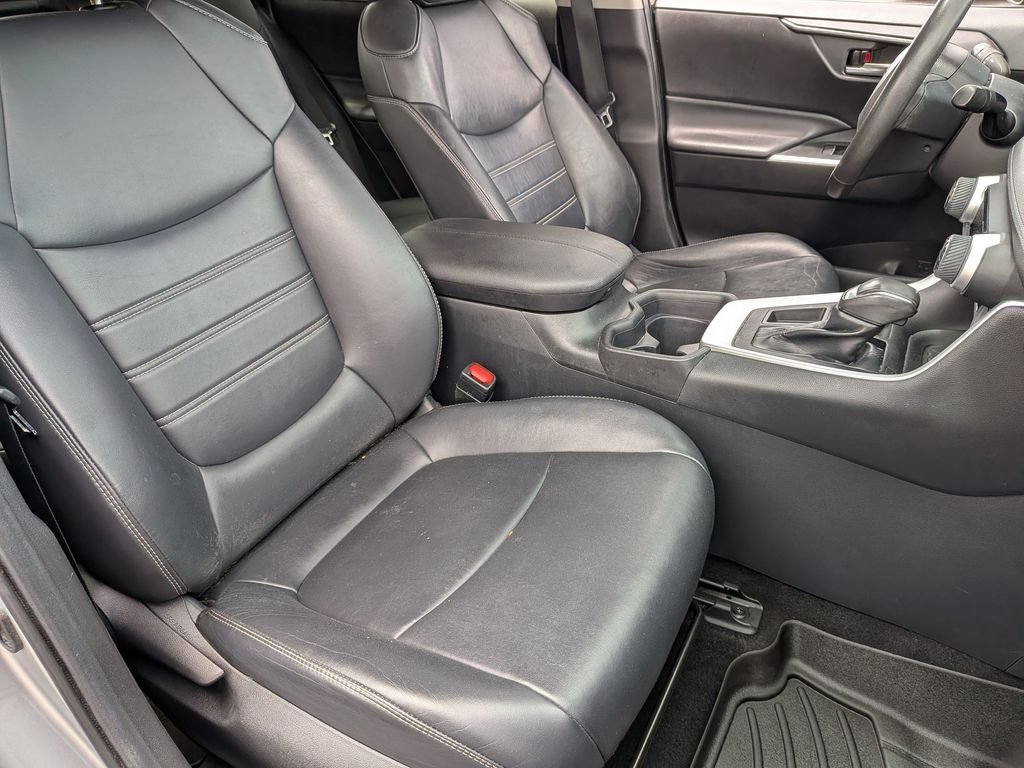 Used 2019 Silver Toyota XLE Premium image 30