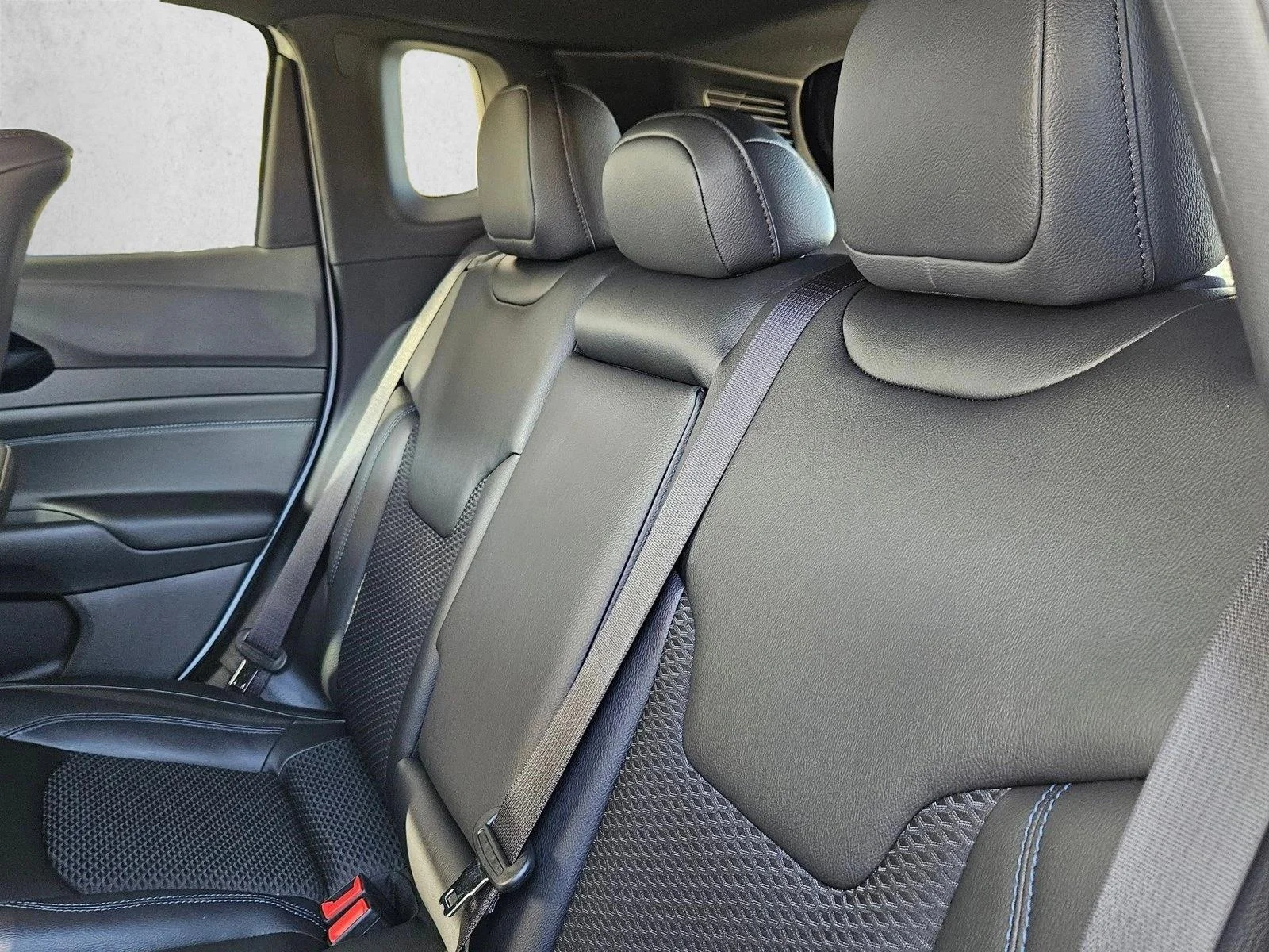 New 2026 Bright White Clearcoat Jeep Latitude Altitude image 15