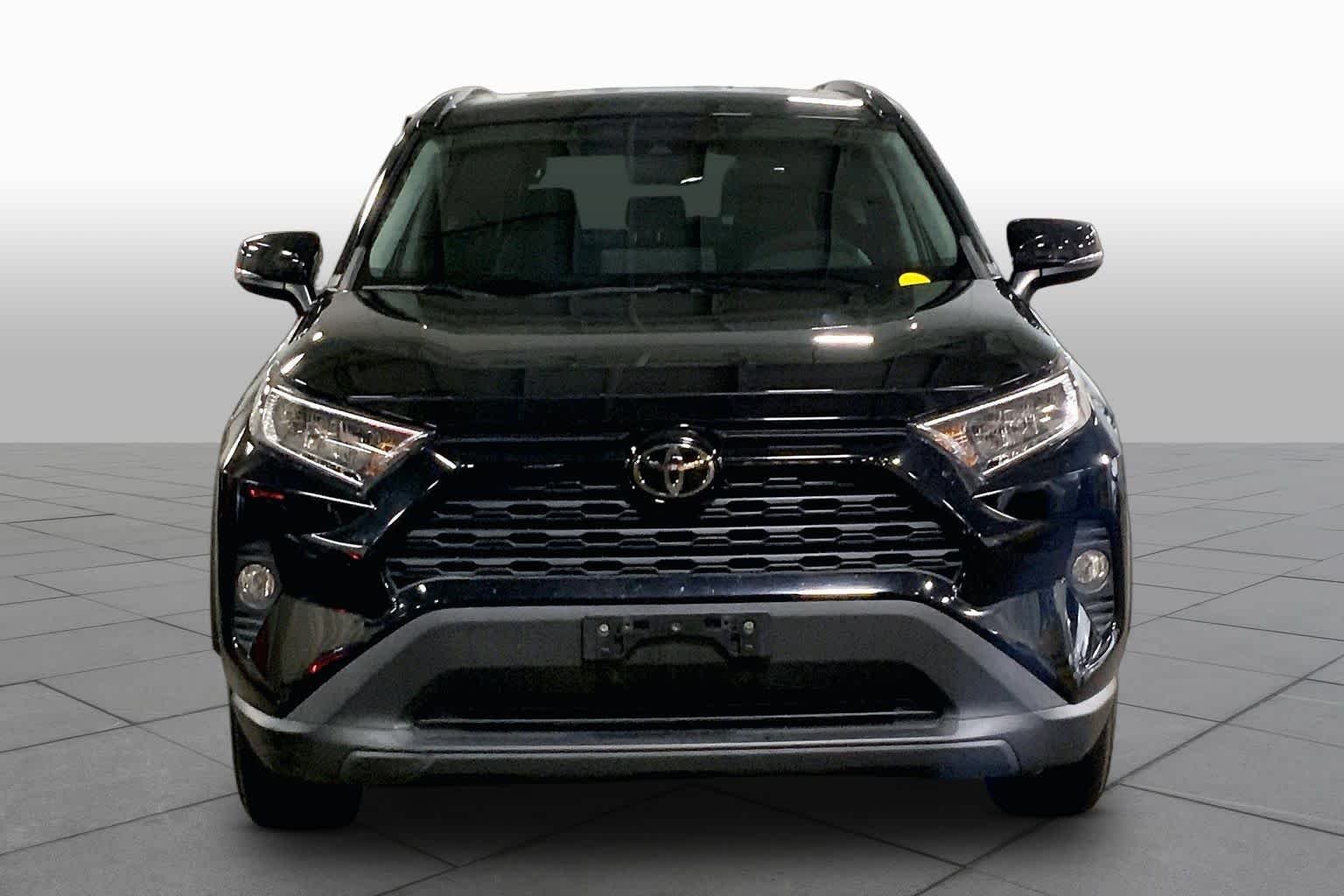 Used 2020 Midnight Black Metallic Toyota XLE image 4