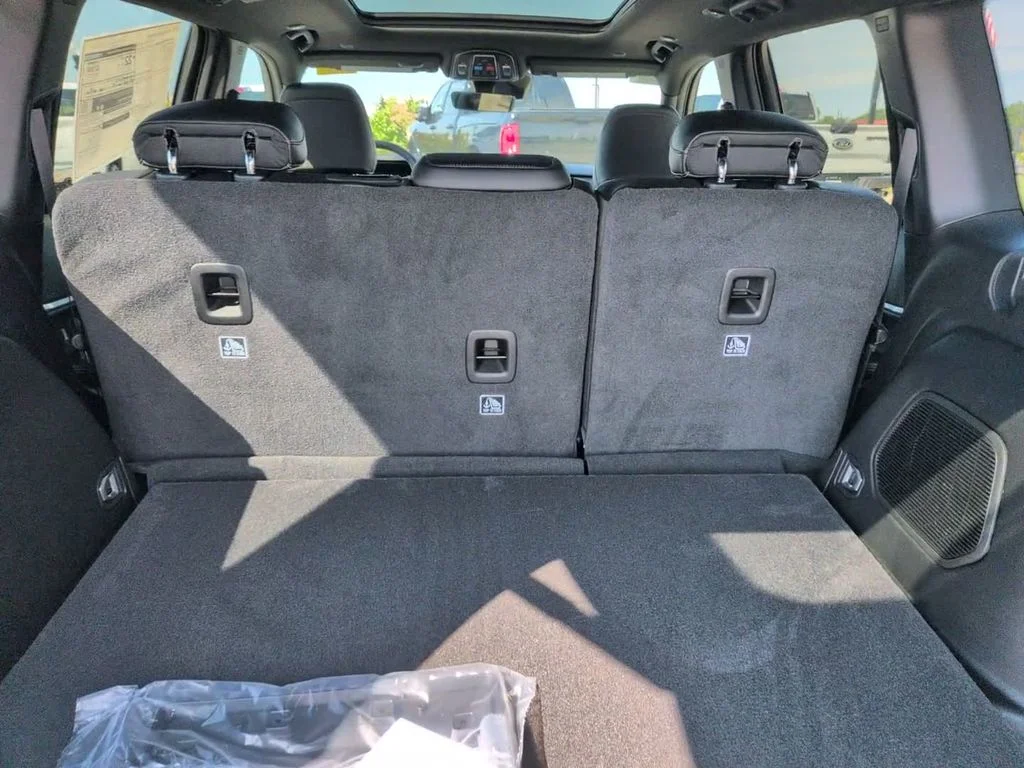 New 2027 Gray Jeep Limited image 9