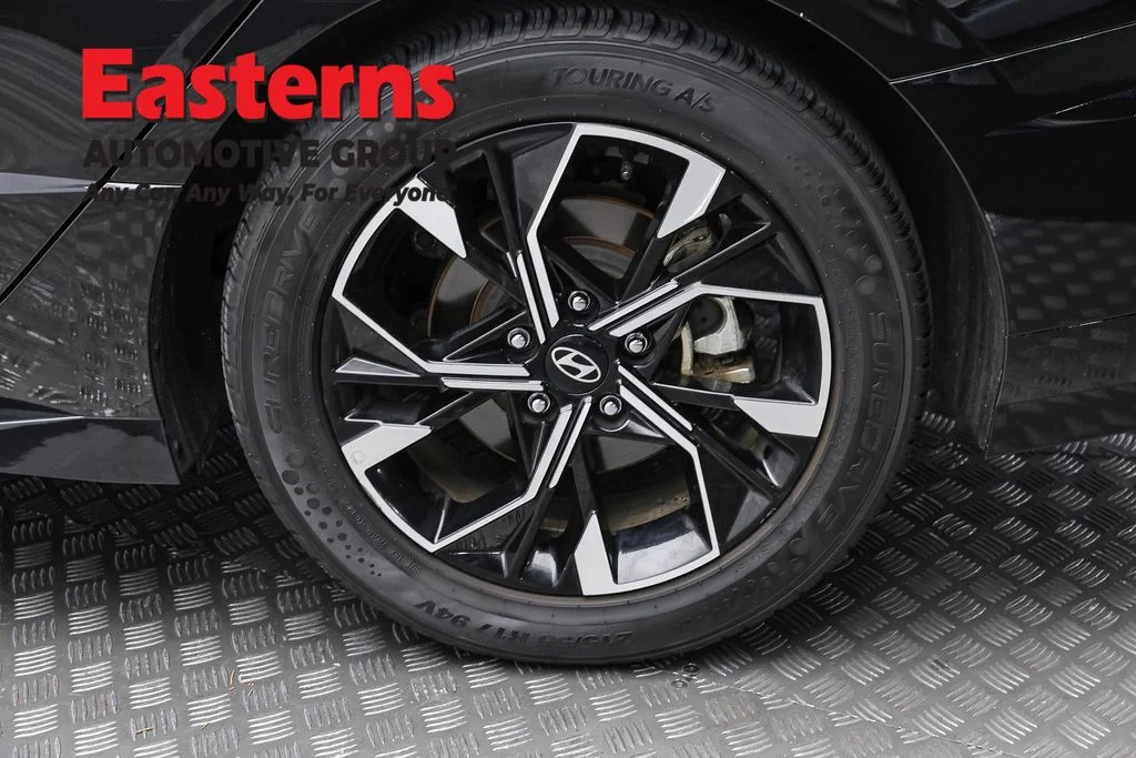 Used 2024 Black Hyundai SEL image 8