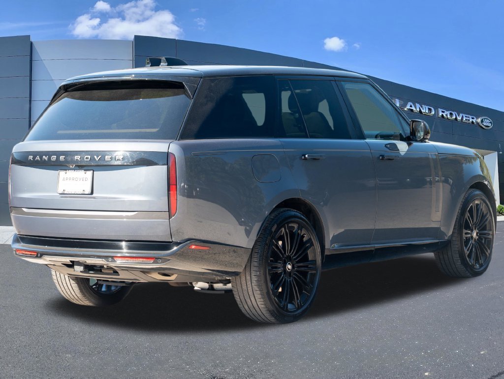 Used 2025  Land Rover SE image 4