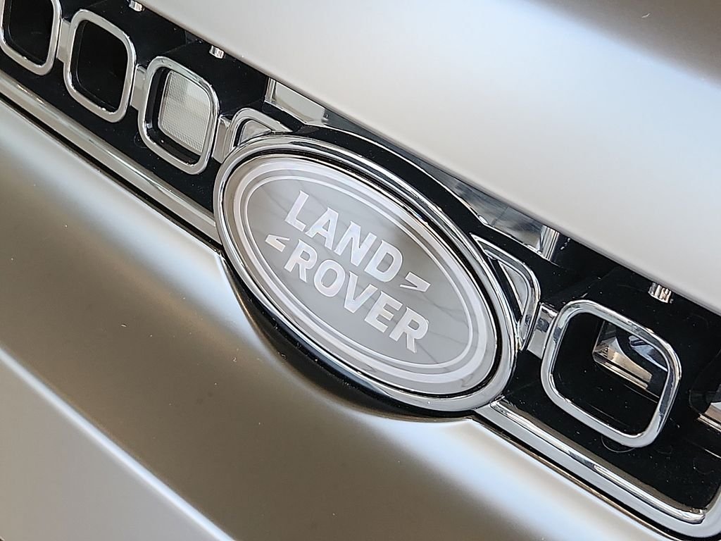 New 2026 Narvik Black Land Rover OCTA image 11